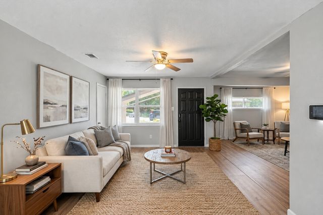 702 Phillips Drive, Ennis, TX 75119
