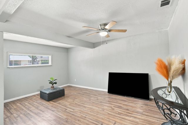 702 Phillips Drive, Ennis, TX 75119