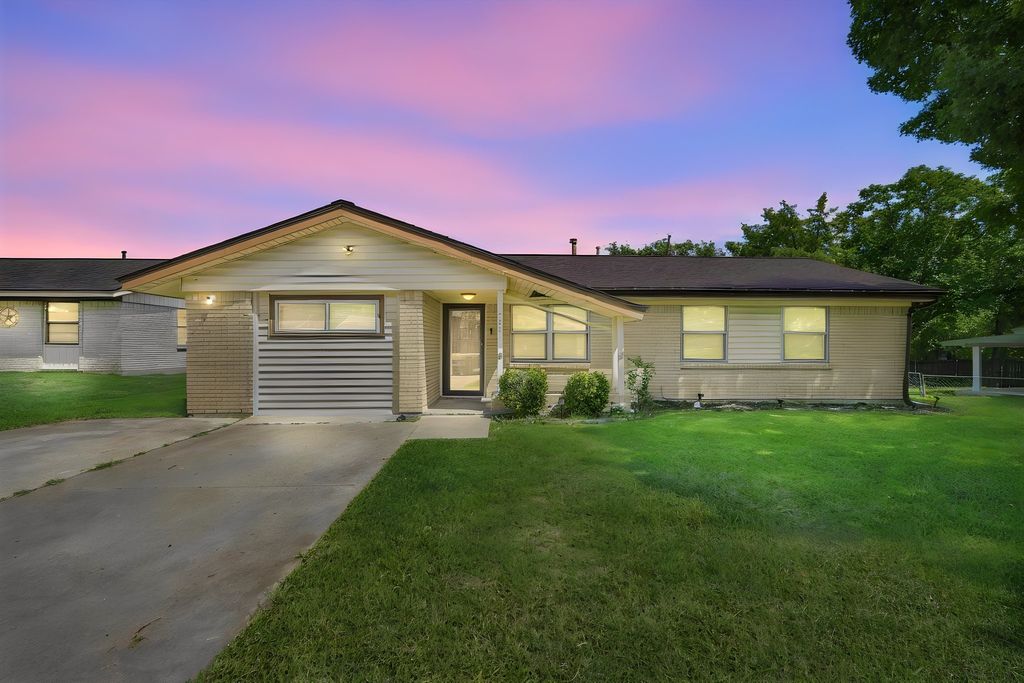 702 Phillips Drive, Ennis, TX 75119