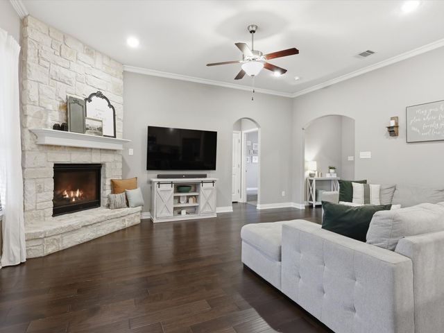 810 Chestnut Grove Drive, Cleburne, TX 76033