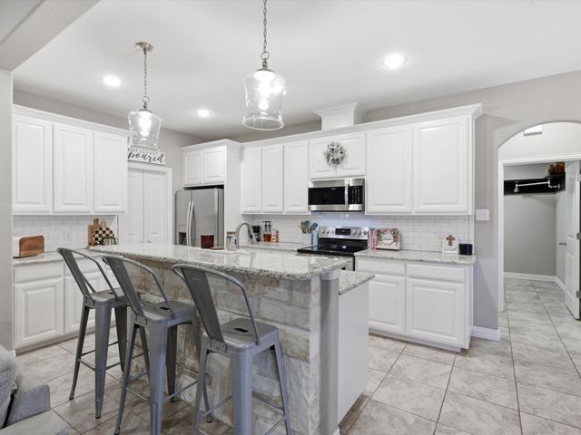 810 Chestnut Grove Drive, Cleburne, TX 76033