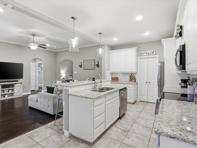 810 Chestnut Grove Drive, Cleburne, TX 76033