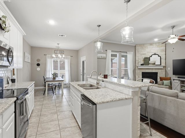 810 Chestnut Grove Drive, Cleburne, TX 76033