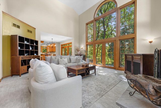 W246S6355 Clearview LANE, Waukesha, WI 53189