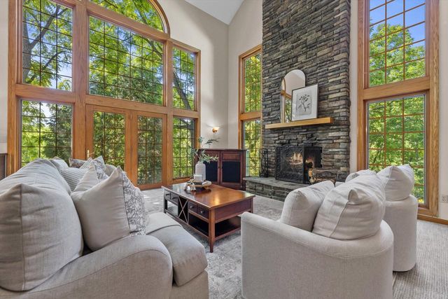 W246S6355 Clearview LANE, Waukesha, WI 53189