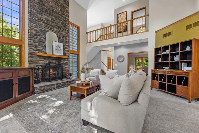 W246S6355 Clearview LANE, Waukesha, WI 53189