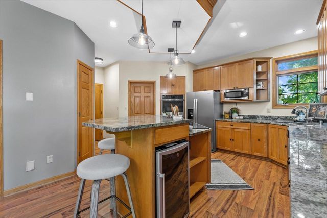 W246S6355 Clearview LANE, Waukesha, WI 53189