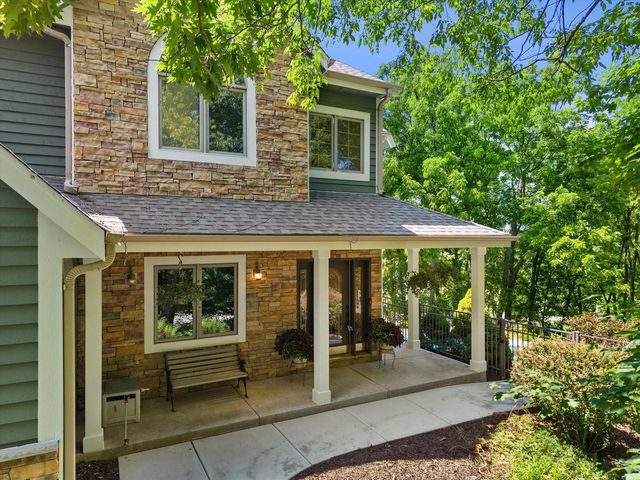 W246S6355 Clearview LANE, Waukesha, WI 53189