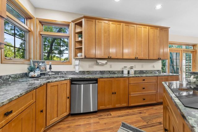 W246S6355 Clearview LANE, Waukesha, WI 53189