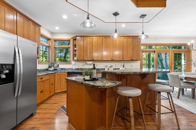 W246S6355 Clearview LANE, Waukesha, WI 53189