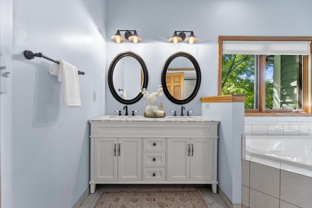 W246S6355 Clearview LANE, Waukesha, WI 53189