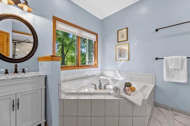 W246S6355 Clearview LANE, Waukesha, WI 53189