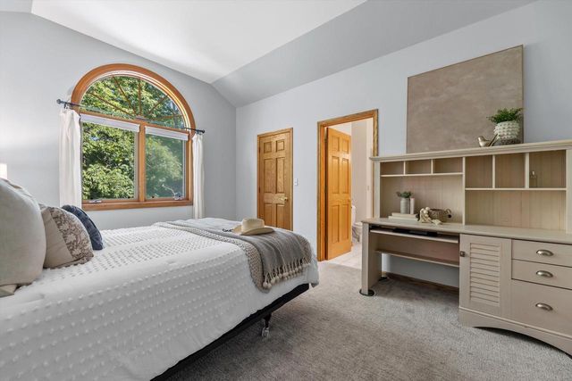 W246S6355 Clearview LANE, Waukesha, WI 53189