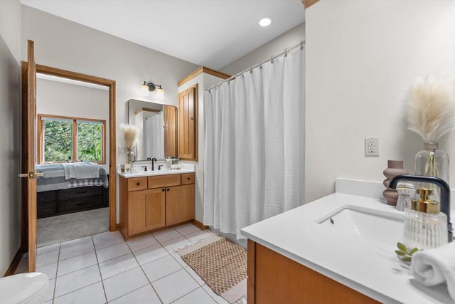 W246S6355 Clearview LANE, Waukesha, WI 53189