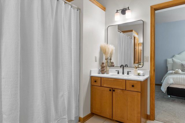 W246S6355 Clearview LANE, Waukesha, WI 53189