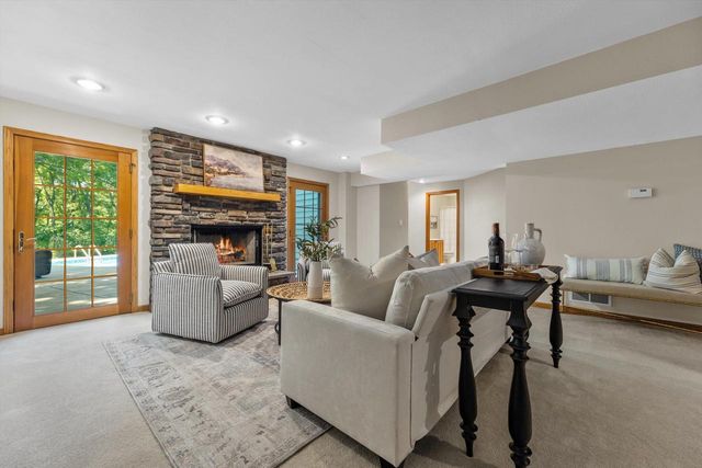 W246S6355 Clearview LANE, Waukesha, WI 53189