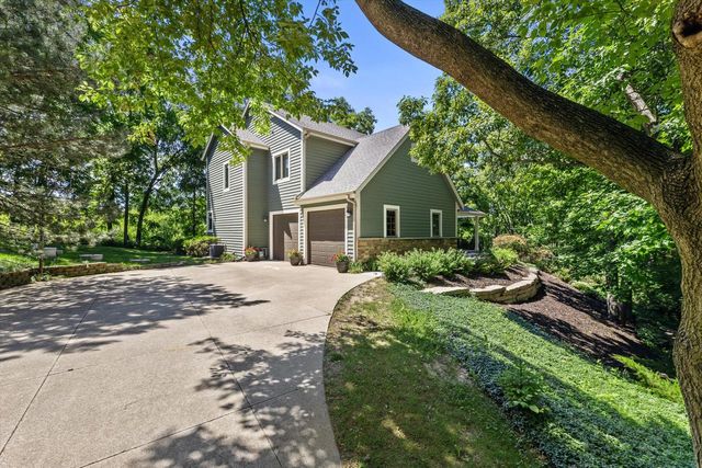 W246S6355 Clearview LANE, Waukesha, WI 53189
