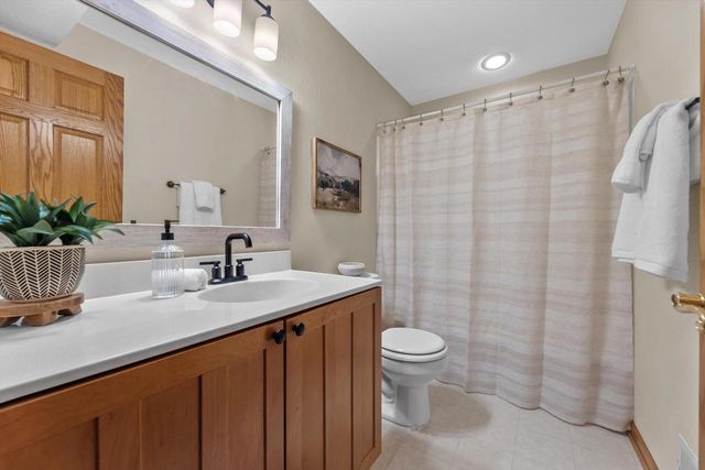 W246S6355 Clearview LANE, Waukesha, WI 53189