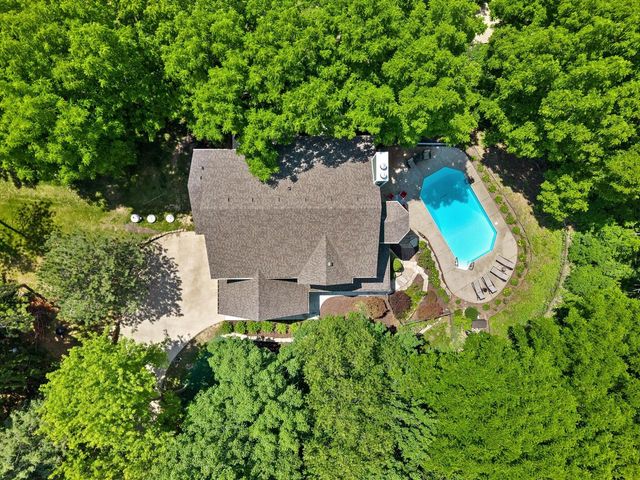 W246S6355 Clearview LANE, Waukesha, WI 53189