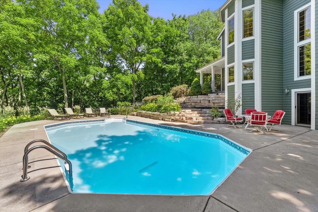 W246S6355 Clearview LANE, Waukesha, WI 53189