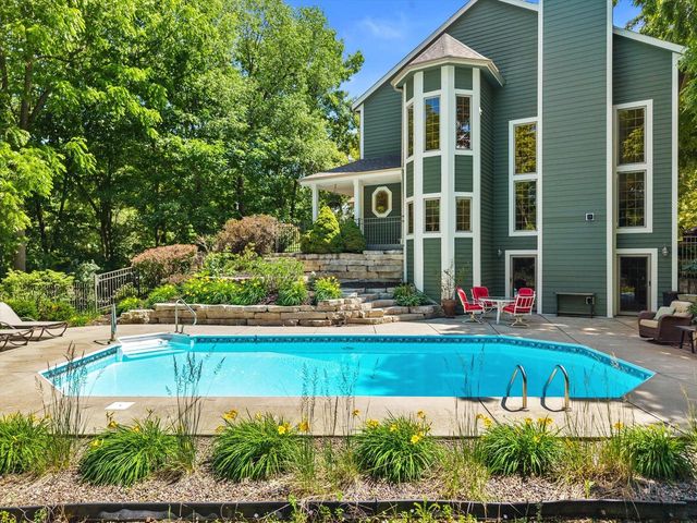 W246S6355 Clearview LANE, Waukesha, WI 53189