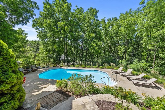 W246S6355 Clearview LANE, Waukesha, WI 53189