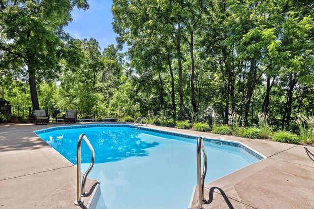 W246S6355 Clearview LANE, Waukesha, WI 53189