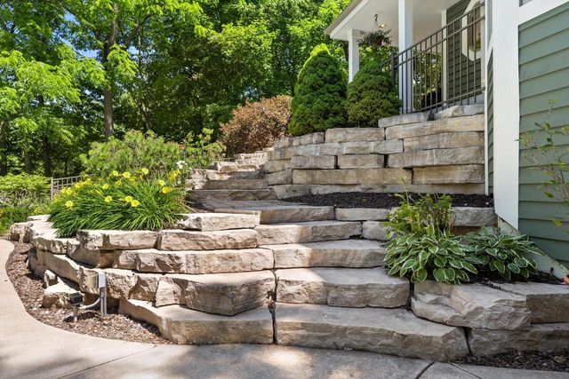 W246S6355 Clearview LANE, Waukesha, WI 53189