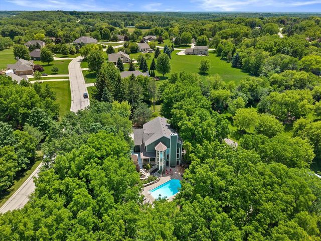 W246S6355 Clearview LANE, Waukesha, WI 53189