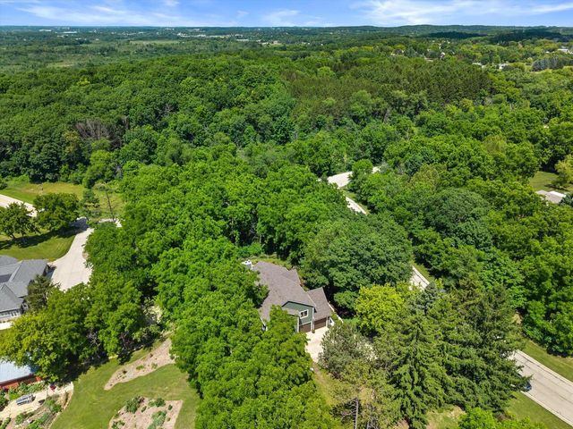 W246S6355 Clearview LANE, Waukesha, WI 53189