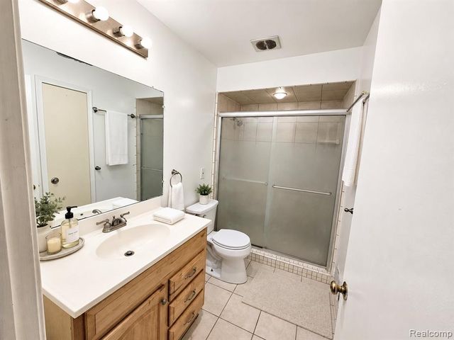 27718 W Echo Valley 216, Farmington Hills, MI 48334