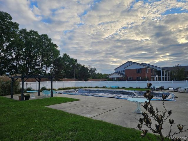 27718 W Echo Valley 216, Farmington Hills, MI 48334