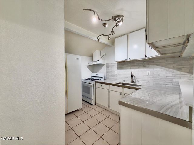 6118 Bellingham Avenue, North Hollywood, CA 91606