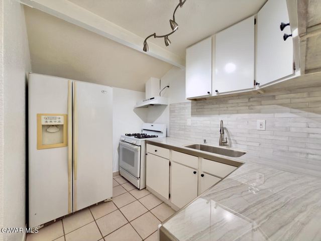 6118 Bellingham Avenue, North Hollywood, CA 91606