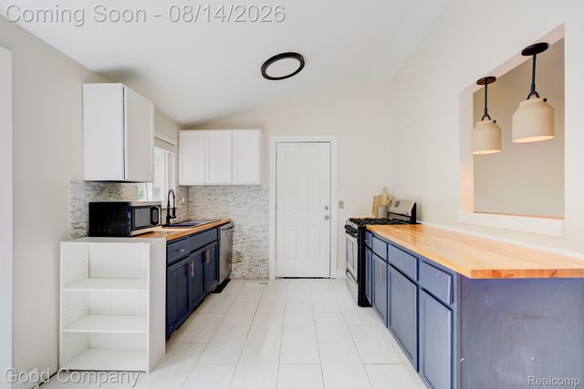 30110 Fairfax Street, Southfield, MI 48076