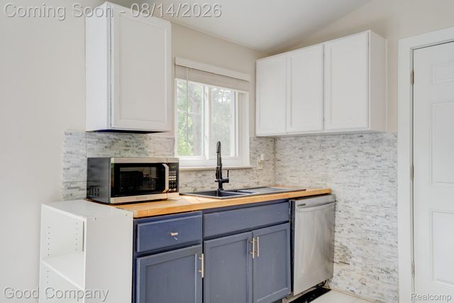 30110 Fairfax Street, Southfield, MI 48076