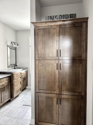 W222S4127 Timm DRIVE, Waukesha, WI 53189