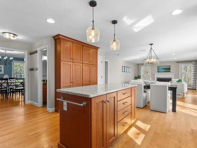 30 Alprilla Farm Rd, Hopkinton, MA 01748