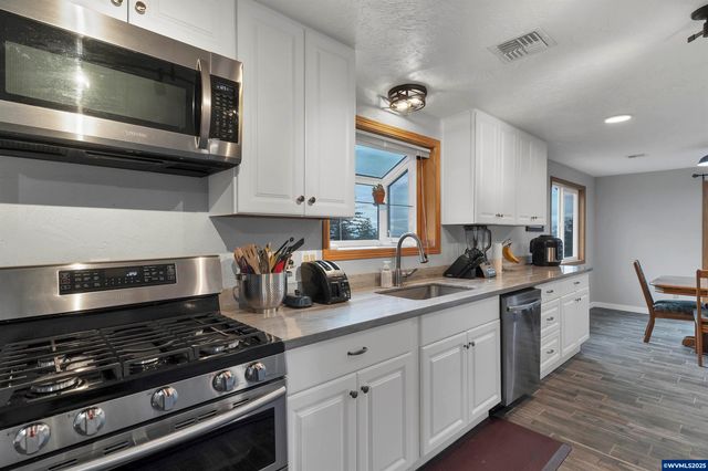 33844 Sunnyview Dr NE, Albany, OR 97322