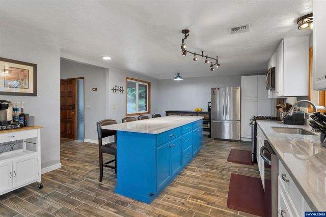 33844 Sunnyview Dr NE, Albany, OR 97322