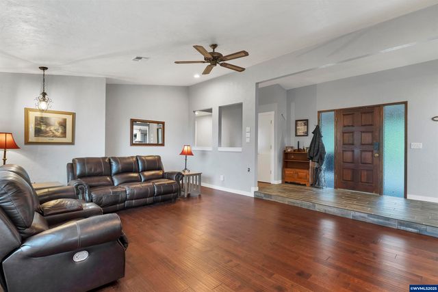 33844 Sunnyview Dr NE, Albany, OR 97322