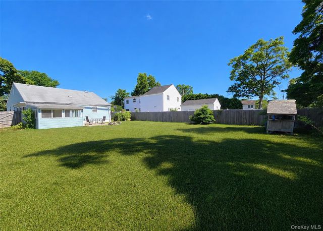10 Midwood Place, Farmingville, NY 11738