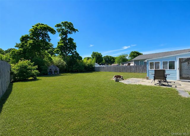10 Midwood Place, Farmingville, NY 11738