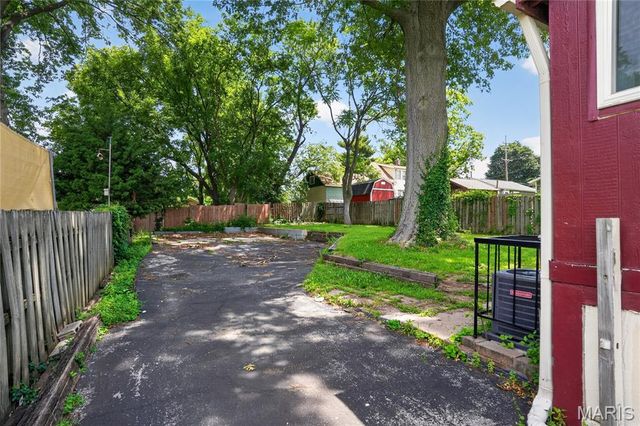 9007 Forest Avenue, St Louis, MO 63114