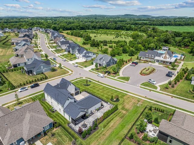 7082 Balcolm Ct, College Grove, TN 37046