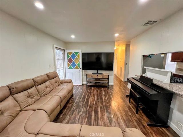 16600 Orange 124, Paramount, CA 90723