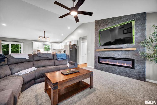 800 SIMON Street, Washington, IL 61571