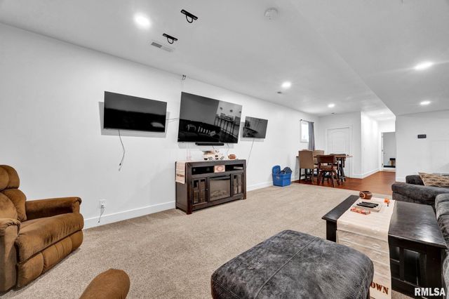 800 SIMON Street, Washington, IL 61571