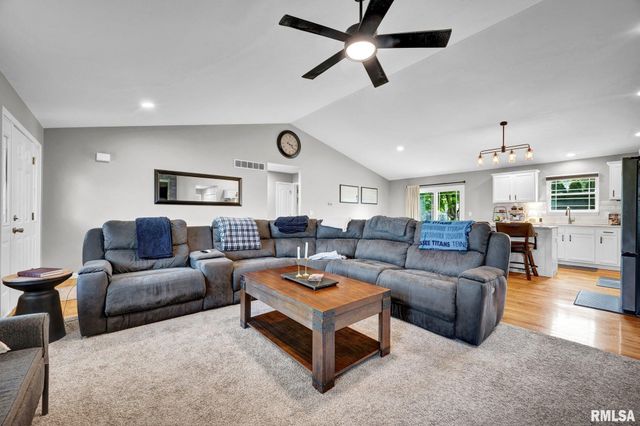 800 SIMON Street, Washington, IL 61571