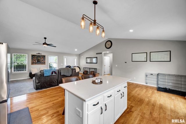 800 SIMON Street, Washington, IL 61571
